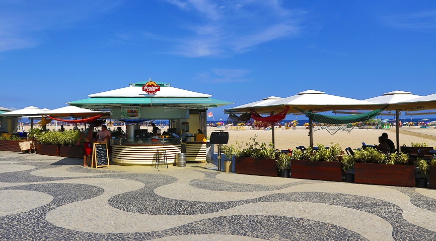 #ParaCegoLer Foto da Praia do Leme com destaque para o quiosque aconchego carioca